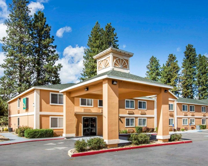 韦德-沙斯塔山凯艺套房酒店(Quality Inn & Suites Weed - Mount Shasta)