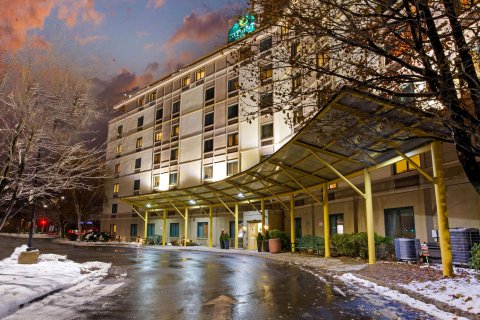 波士顿萨默维尔菈库塔套房旅馆(La Quinta by Wyndham Boston Somerville)