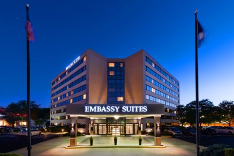 泰森斯科纳大使套房酒店(Embassy Suites Tysons Corner)