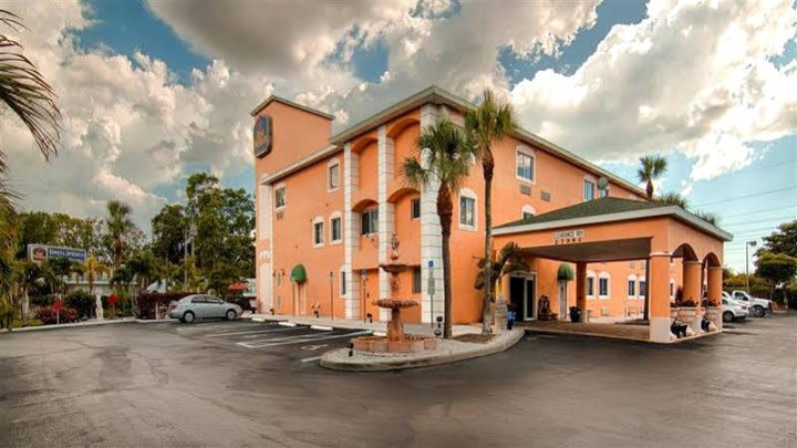 北拿波尔斯博尼塔斯普林斯温德姆戴斯套房酒店(Days Inn & Suites by Wyndham Bonita Springs North Naples)