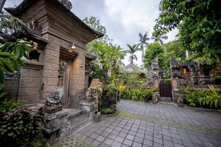 德姆那特巴厘岛度假村(De Munut Balinese Resort)