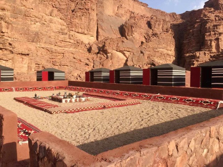 瓦迪鲁姆开放景观露营酒店(Wadi Rum Open View Camp)