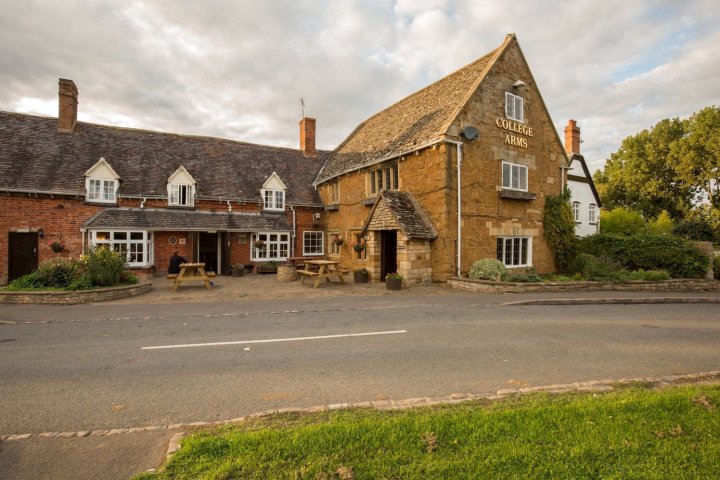 科勒吉阿姆斯酒店(College Arms)