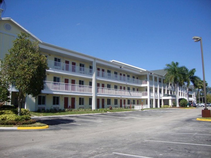 劳德岱堡家乡开放式客房红屋顶酒店(HomeTowne Studios Fort Lauderdale)