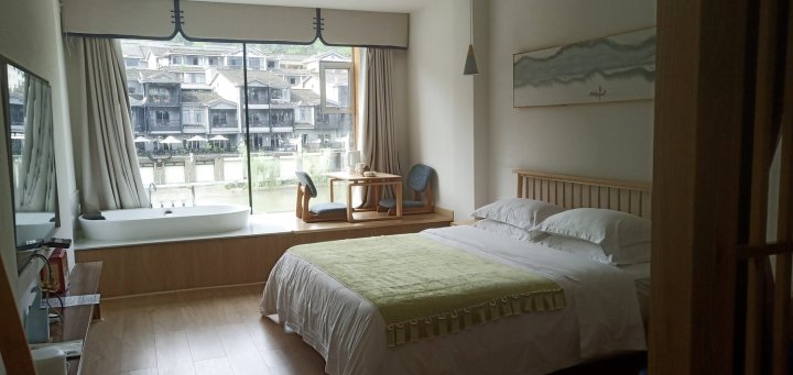 凤凰覃建波客栈