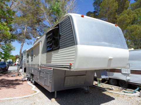 帕伦普露营车停车场与小屋露营酒店(Pahrump RV Park & Lodging)