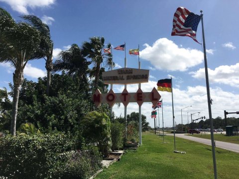 温暖矿物温泉汽车旅馆(Warm Mineral Springs Motel)