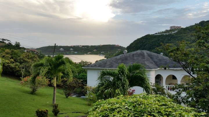 格林纳达假日公寓酒店(Grenada Holiday Apartment)