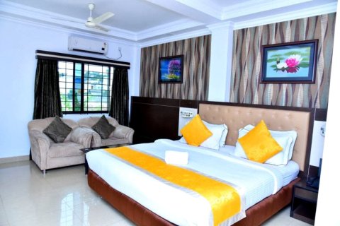 大克里希纳豪华酒店(The Grand Krishna Luxury Hotel)