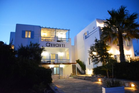 安娜迪席洛斯开放式公寓客房酒店(Agnadi Syros Beachfront Studios & Rooms)