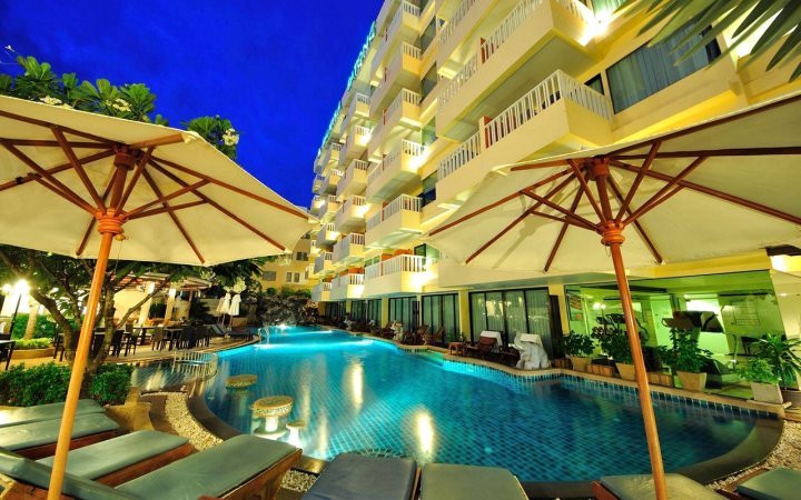 普吉岛芭东巴尔米拉度假酒店(Palmyra Patong Resort Phuket)