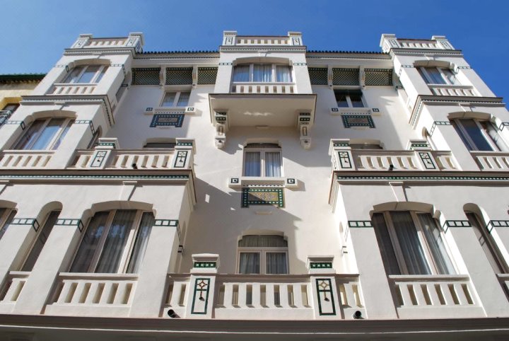 塞维利亚普尔塔赫雷斯站中央套房公寓(Sevilla Central Suites Apartamentos Puerta Jerez)