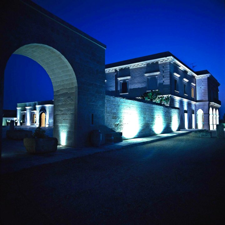 希斯托圣彼得苏马尔皮克罗酒店(Histò San Pietro Sul Mar Piccolo)