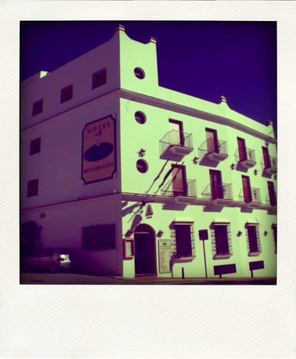 布兰科佛得角餐厅酒店(Hotel Restaurante Blanco y Verde)