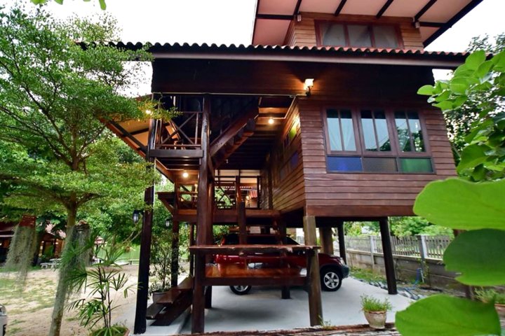 蓝瓦度假家庭旅馆(Baan Lanwa Homestay)
