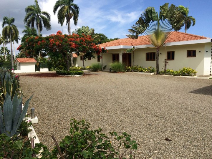 加卡兰德索萨别墅酒店(Villa Jacaranda Sosua)
