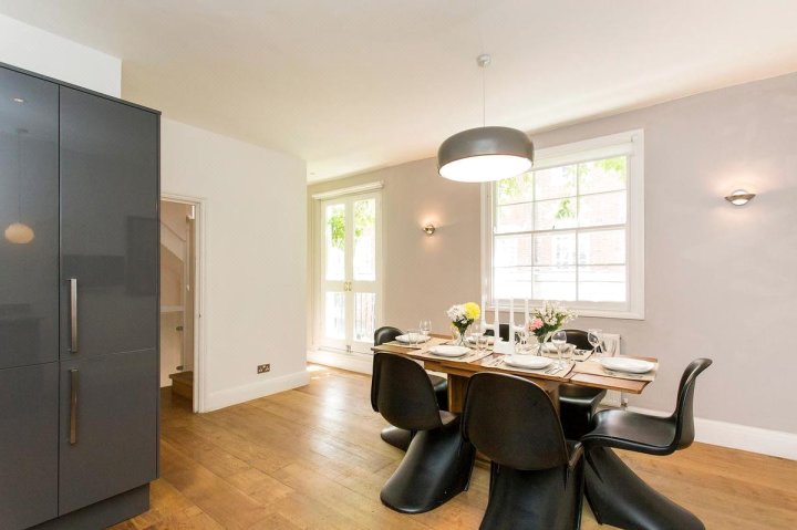 Altido Exclusive 4-Bed House in Kensington