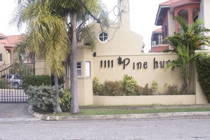 松林小丘套房酒店(Pine Hurst Suites)