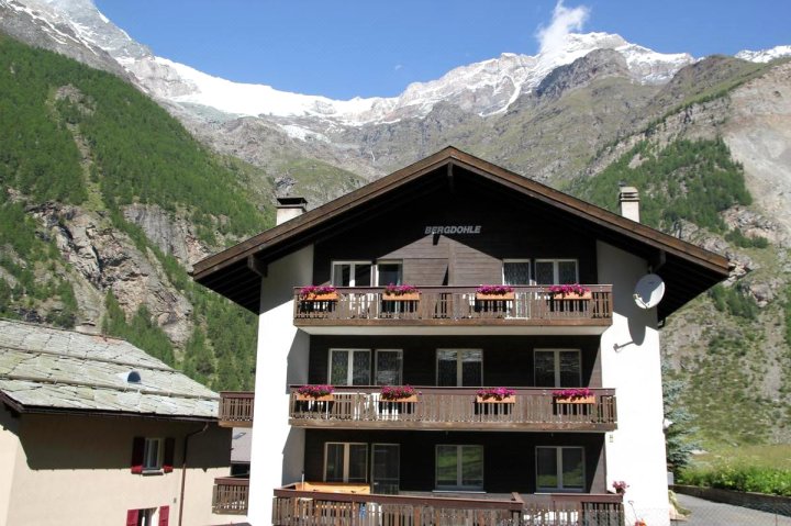 瓦利斯兰达贝采尔马特公寓(Ferienwohnungen Wallis - Randa Bei Zermatt)