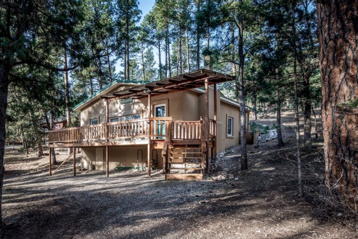 林恩避风港三居小屋酒店(Linn Haven - Three Bedroom Cabin)