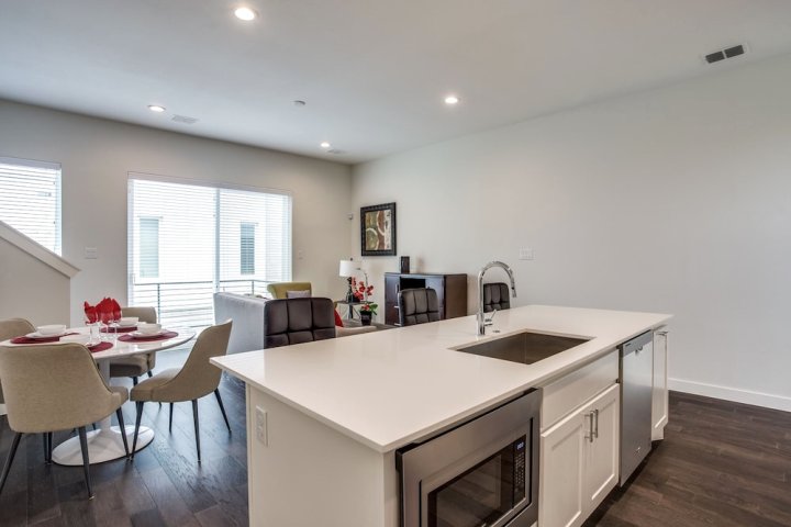 高档2卧室达拉斯联排别墅(Upscale 2 Bedroom Dallas TownHome)