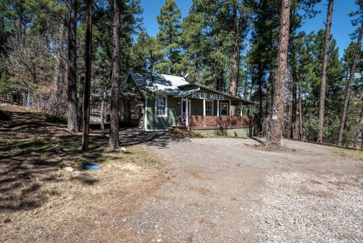 四英哩二居小屋酒店(Four Miles - Two Bedroom Cabin)