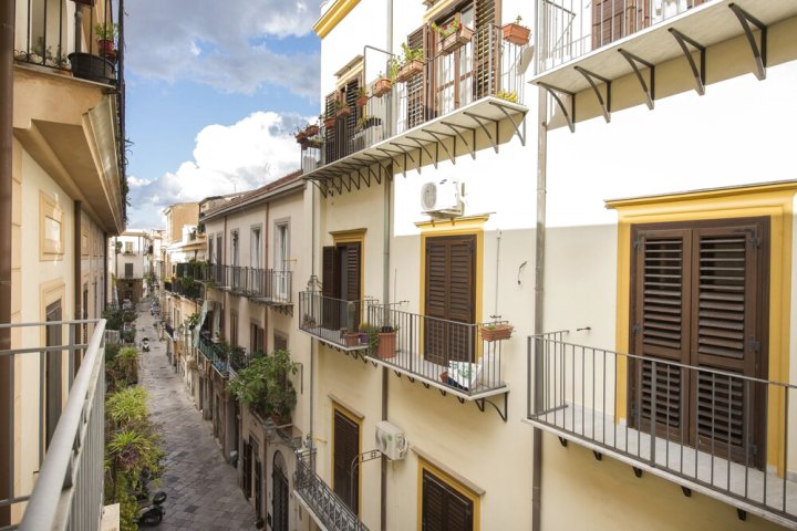 Magione Apartment with Terrace by Wonderful Italy
