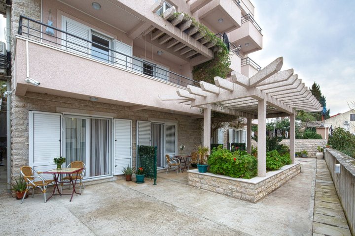 彼得罗瓦茨假日公寓(Petrovac Holiday Apartments)