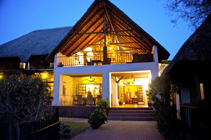 巧比河滨旅馆(Chobe River Lodge)