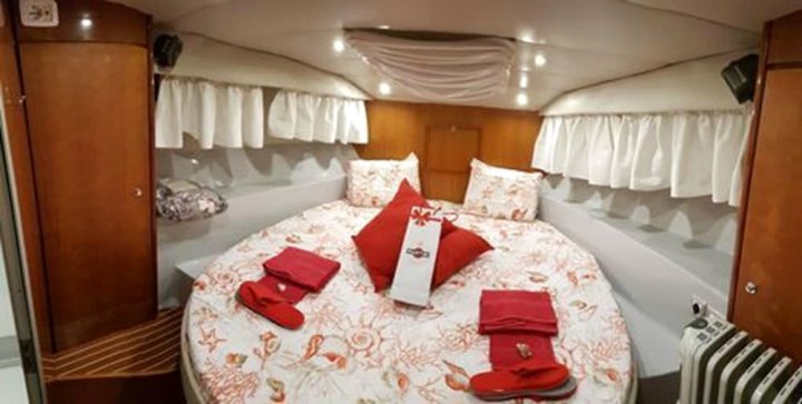 奇维塔韦基亚游艇套房酒店(Yacht Suite Civitavecchia)