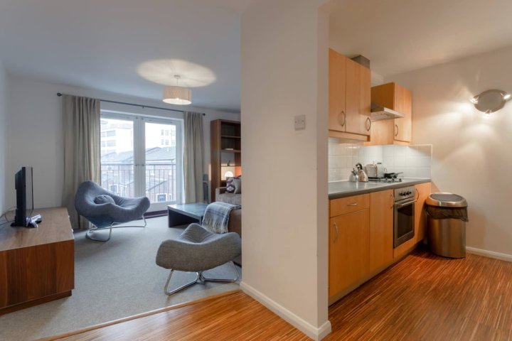 阿尔德门东宽敞 2 居出租公寓(A Spacious 2 Bedroom Apartment in Aldgate East)