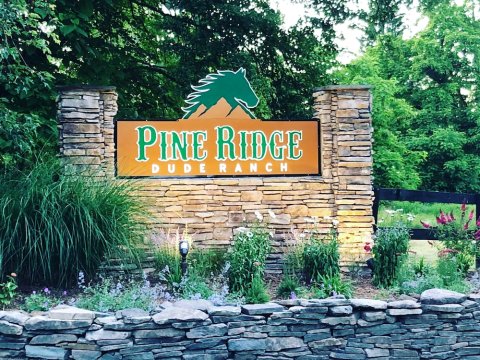 松岭杜迪牧场酒店(Pine Ridge Dude Ranch)