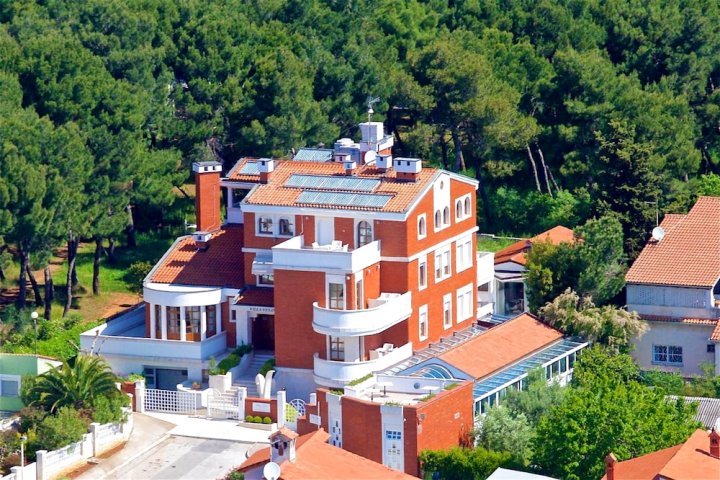 普拉美丽海景 10 居宅邸 - 附阳台及无线上网 - 近海滩(Mansion with 10 Bedrooms in Pula, with Wonderful Sea View, Terrace and Wifi - Near the Beach)