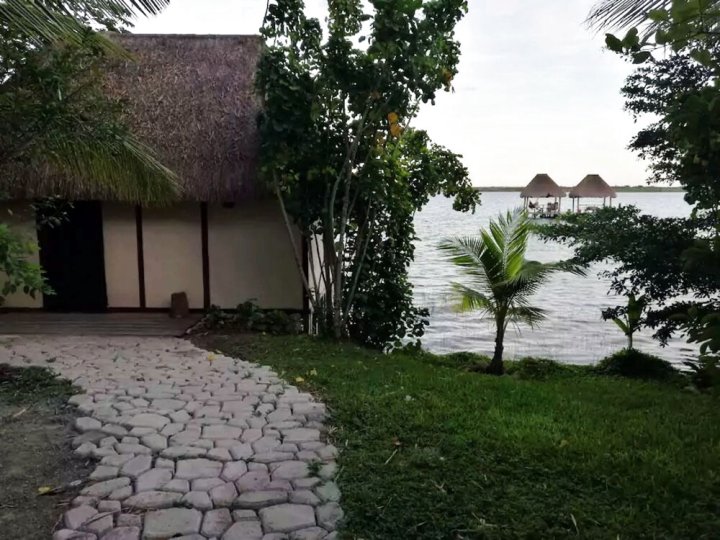 巴卡拉尔泻湖前尊爵帕拉菲托酒店(Exclusive Palafito @ Bacalar Lagoon Front)