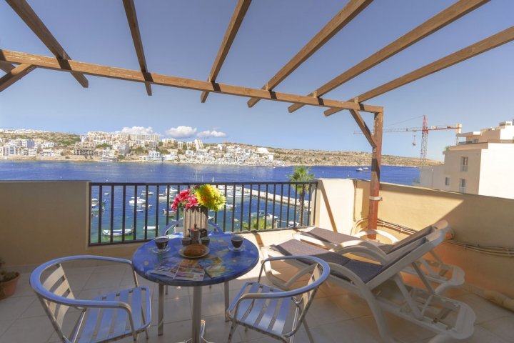 港口灯光海滨顶层公寓(Harbour Lights Seafront Penthouse by Getaways Malta)