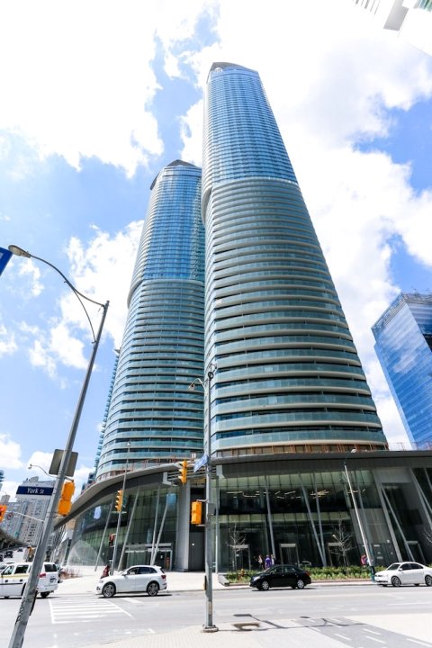 白金套房 - 屏息 CN 大楼景观酒店(Platinum Suites - Breathtaking CN Tower View)