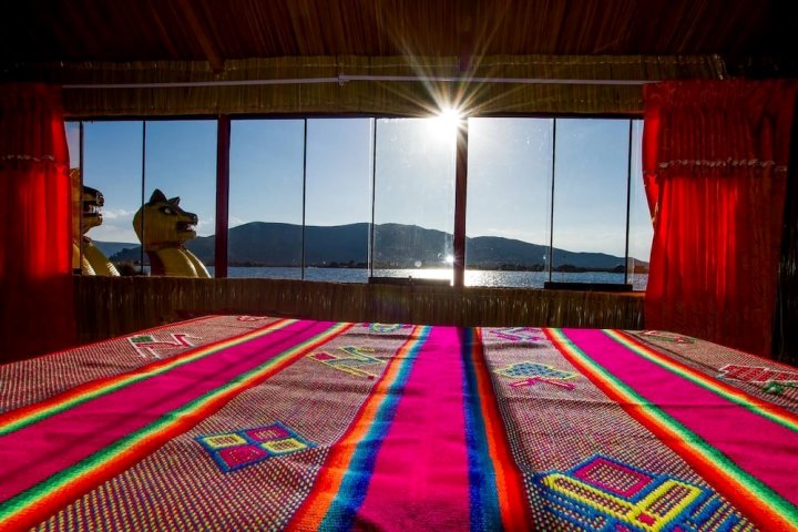 乌鲁斯的的喀喀乌塔旅馆(Uros Titicaca Uta Lodge)