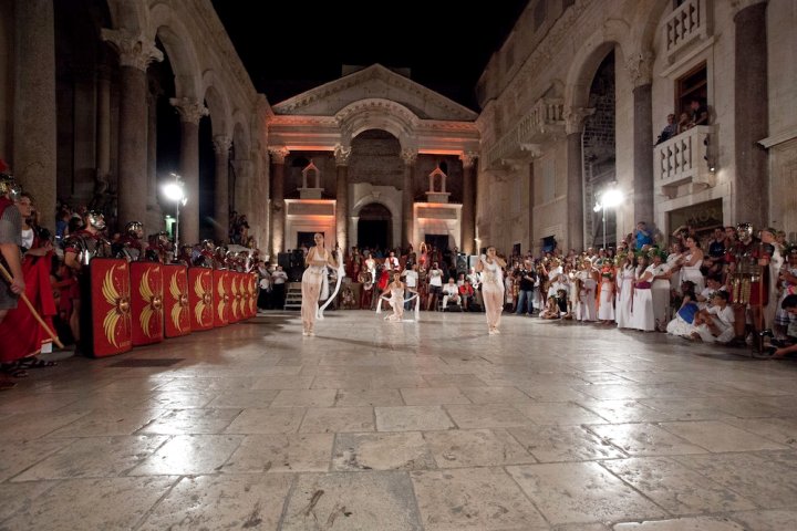 戴克里先宫殿内华丽酒店(Luxury Room Inside of Diocletian Palace)