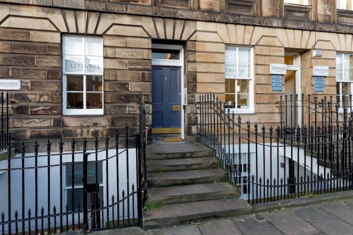 爱丁堡市中心 3 居格鲁吉亚公寓酒店(Heart of Edinburgh City Centre 3 Bedroom Georgian Apartment)