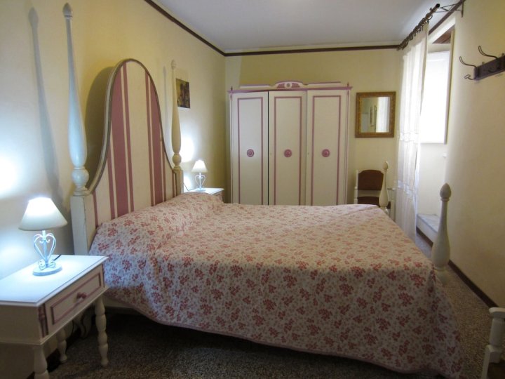 罗卡度假屋家庭旅馆(La Rocca Casa Vacanze)