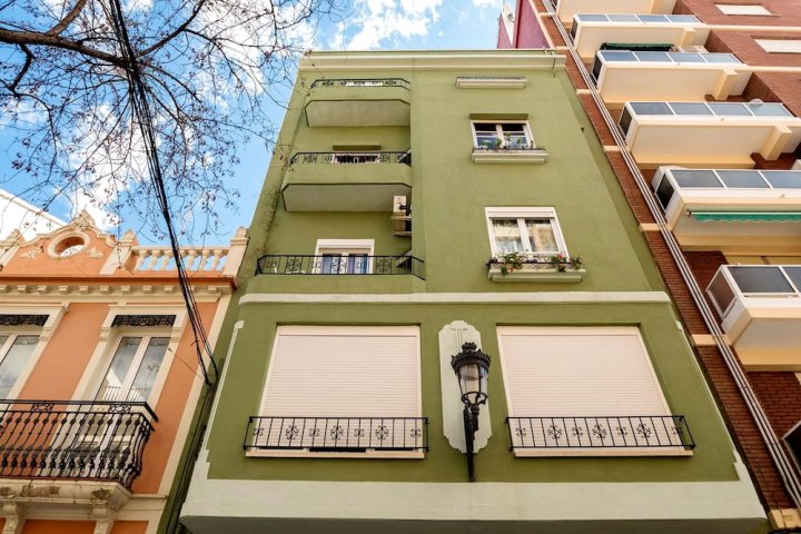 Apartment with 3 Bedrooms in València, with Balcony and Wifi Near the Beach