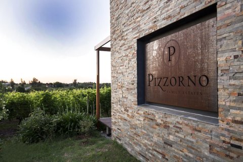 皮萨尔诺酒庄旅馆(Pizzorno Lodge & Wine)