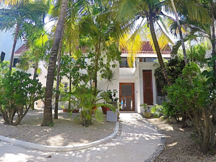 查拉里托阿库玛尔乌龟海湾圣地家庭旅馆(Casa Charalito en Akumal Santuario de la Tortuga Marina)