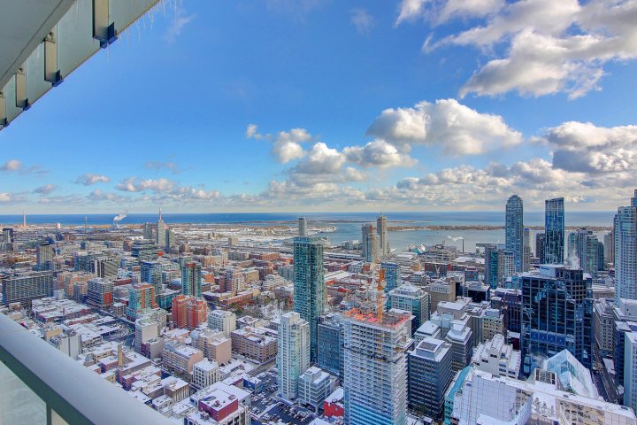 High-rise Million-Dollar View Downtown Toronto Condo(High-rise Million-Dollar View DT Toronto Condo)