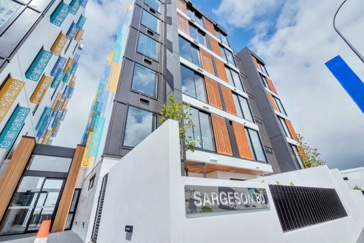 塔卡普纳当代 2 居 - 附停车场(Takapuna Contemporary 2Br with Carpark)