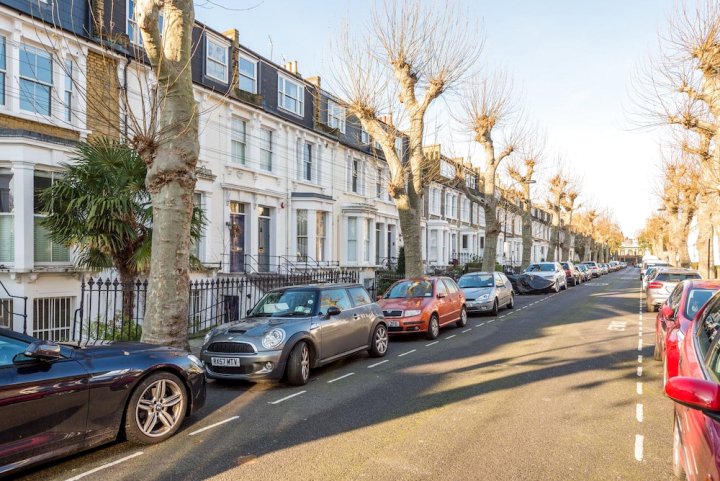 富勒姆现代之家花园酒店(Modern Fulham Home with Garden)