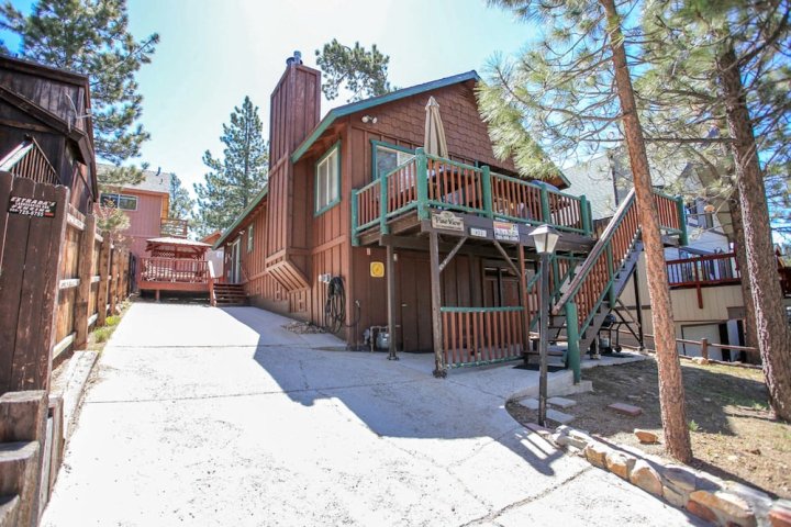 松树景观小屋酒店 - 801 大熊假期酒店(Pine View Cottage-801 by Big Bear Vacations)