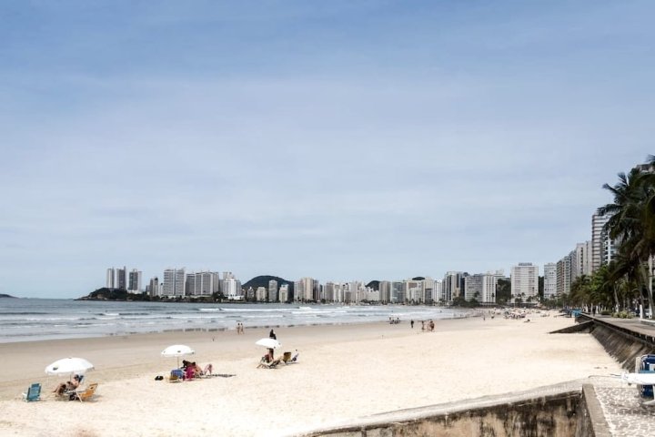 Pequeno e Aconchegante Meia Quadra da Praia