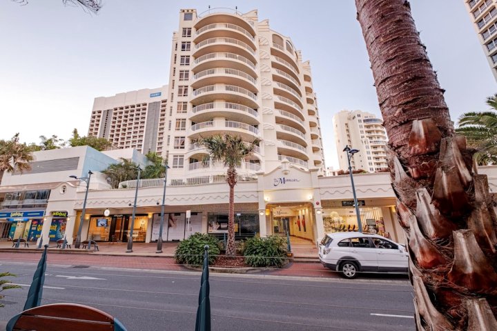 海滩对面风格度假村公寓酒店(Resort-Style Apartment Opposite Beach)