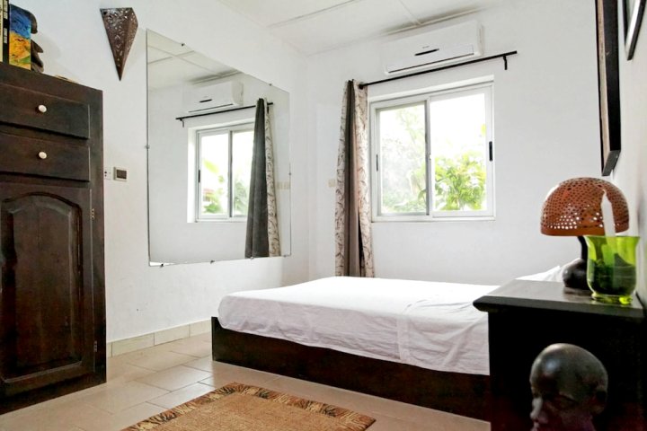 柯多努 2 居专属花园无线上网之家酒店(House with 2 Bedrooms in Cotonou, with Enclosed Garden and Wifi)